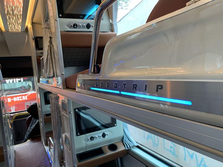 Khách hàng được trang bị giường nằm được thiết kế hiện đại, có thanh chắn đảm bảo an toàn cho tất cả hành khách. 
