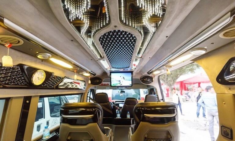 Xe limousine Cô Tô Hà Thành có ưu điểm là sử dụng nhiều thiết bị hiện đại, đa dạng và dàn nhân viên phục vụ cực tốt