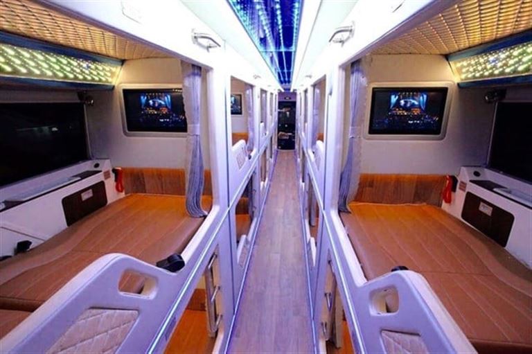 Du khách được cung cấp giường nằm cao cấp và đầy đủ tiện nghi khi di chuyển cùng hãng xe QUốc Đạt. 