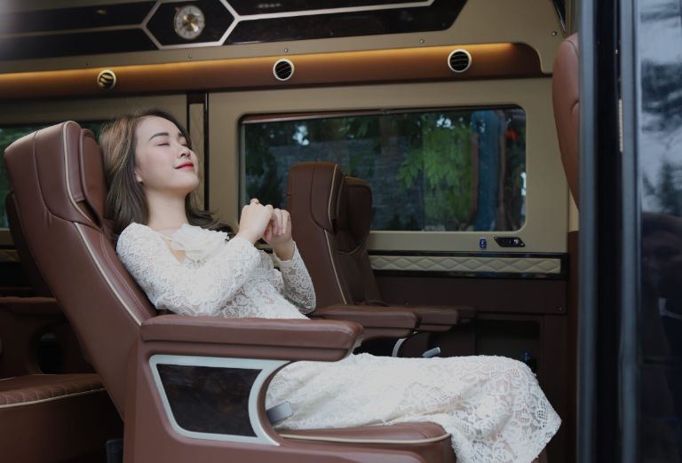 Hành khách sẽ thực sự có được không gian nghỉ ngơi thoải mái trong suốt hành trình nếu lựa chọn cơ sở xe limousine Ninh Bình Gia Lâm này