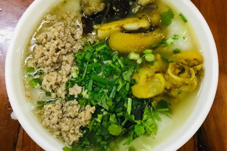 Cháo ẩu tẩu là món ăn đặc sản Hà Giang có tác dụng giải cảm, tốt cho sức khỏe 