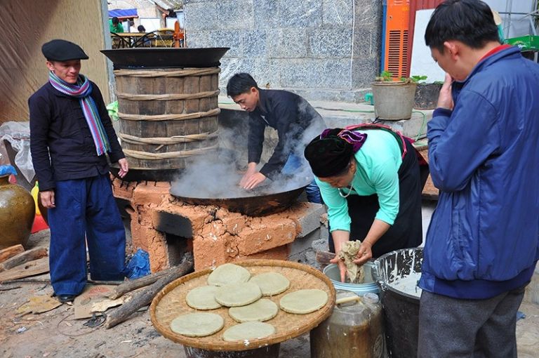 Hình ảnh đồng bào dân tộc đang chuẩn bị những mẻ bánh tam giác mạch phục vụ những vị khách có nhu cầu mua món ăn sáng tại Đồng Văn