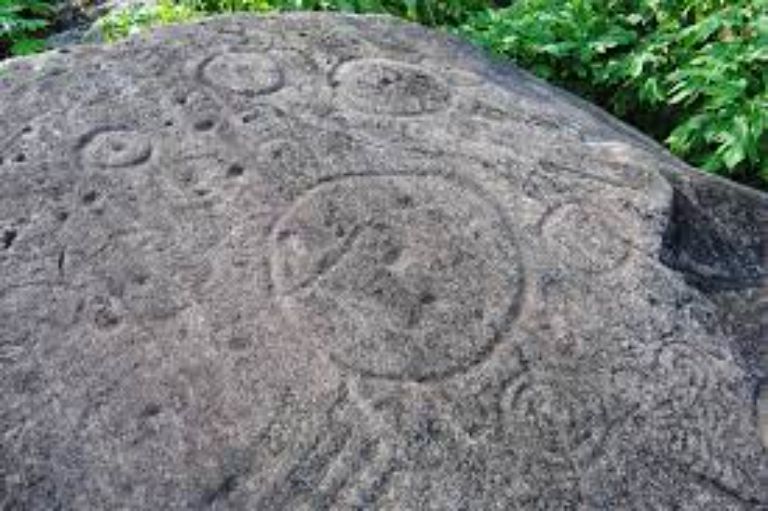Một số nhà nghiên cứu và khảo cổ cũng cho rằng hoa văn trên các phiến đá tại xã Nấm Dẩn có liên quan đến nghệ thuật tạo hình thời Tiền-Sơ sử