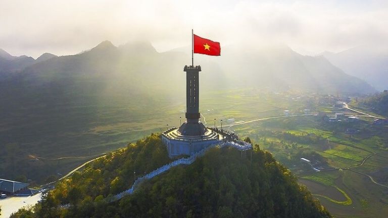 Cột cờ Lũng Cú là cột mốc bạn nhất định phải đặt chân đến trên bản đồ du lịch Hà Giang huyện Đồng Văn.