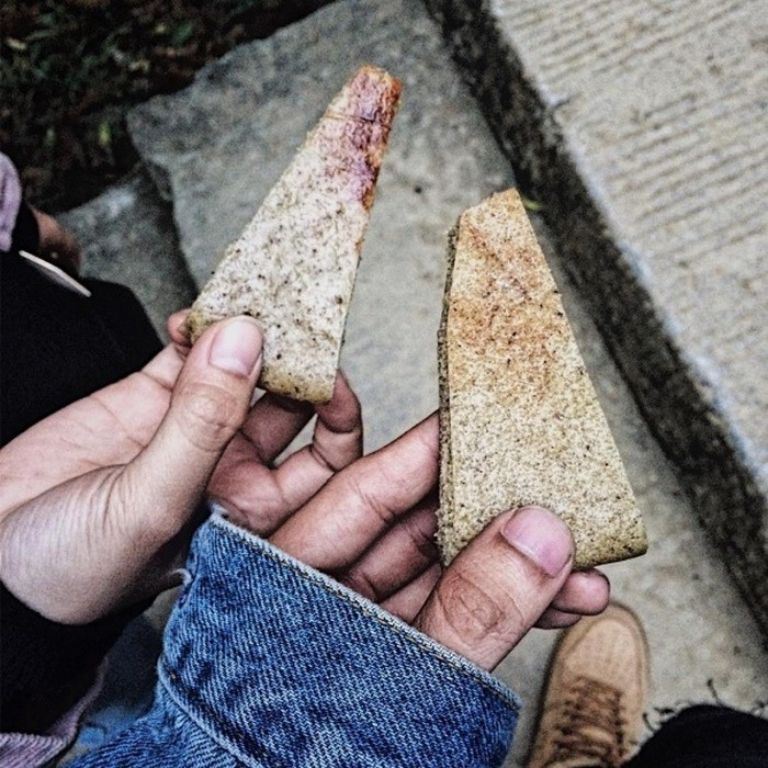 Bánh tam giác mạch Hà Giang ngày càng được đông đảo khách du lịch biết đến và yêu thích. (Nguồn: pystravel.vn)