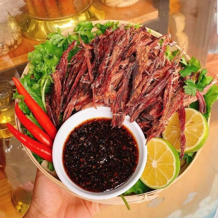 Thịt trâu gác bếp là món ăn yêu thích của đông đảo khách du lịch khi ghé thăm bảo tàng văn hóa thôn Nặm Đăm