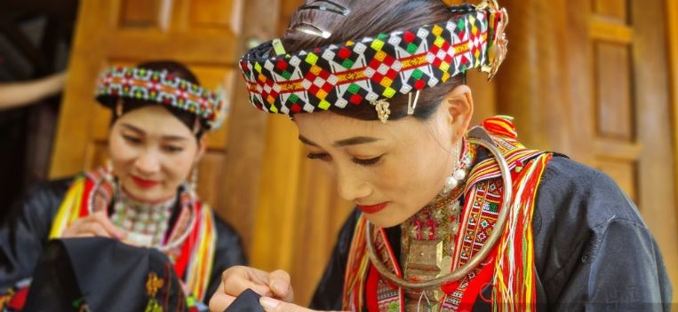 Từng đường kim mũi chỉ được những người con gái dân tộc Dao chau chuốt để tạo nên những bộ trang phục truyền thống thật đẹp