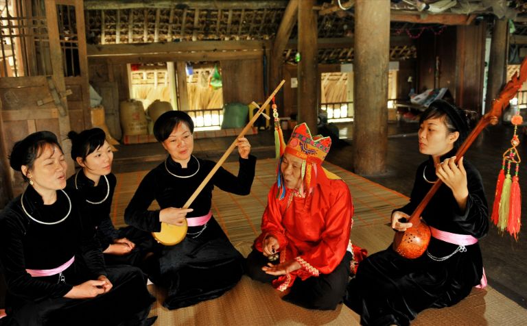 Những giai điệu vang lên tại bảo tàng văn hóa Nặm Đăm khiến du khách say mê mà hòa mình vào