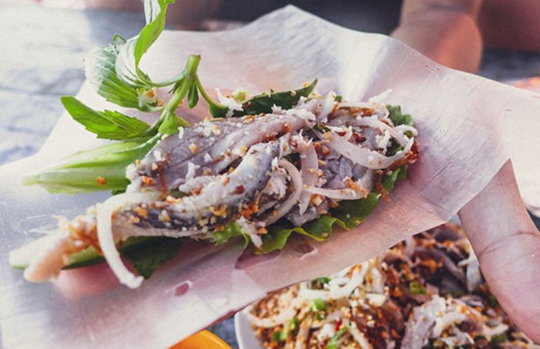 Hương vị của gỏi cá bỗng Hà Giang khiến du khách mê mẩn. 