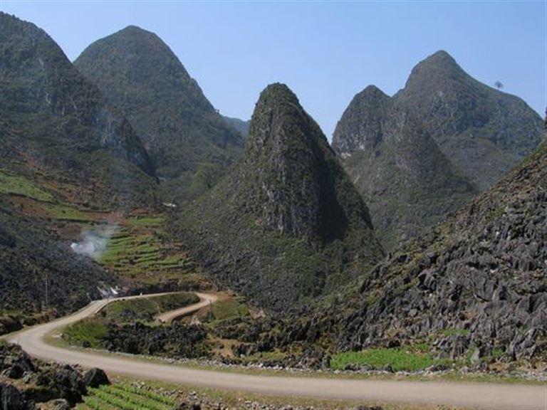 Quốc lộ 4C là con đường du khách di chuyển đến với cao nguyên đá Đồng Văn Hà Giang có khá nhiều đèo và dốc hiểm trở. 