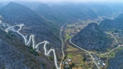 Cao nguyên đá Đồng Văn có diện tích rộng trải dài trên 4 huyện Hà Giang là Quản Bạ, Yên Minh, Đồng Văn và Mèo Vạc.