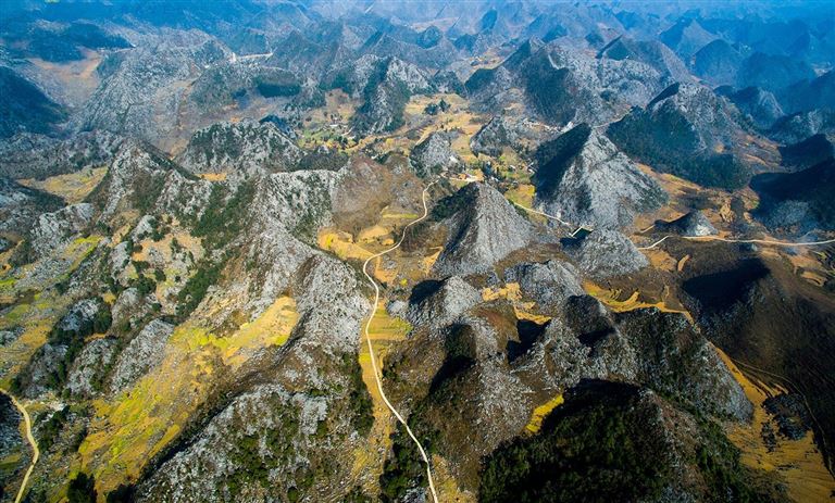 Khám phá cẩm nang du lịch cao nguyên đá Đồng Văn Hà Giang - địa điểm được công nhận là công viên địa chất toàn cầu. 