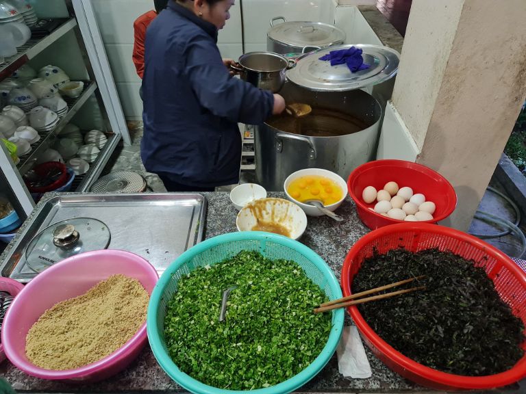 Món cháo ấu tẩu tại quán Hương nổi tiếng với hương vị đặc trưng và công thức gia truyền đã thu hút sự quan tâm của du khách trong và ngoài nước