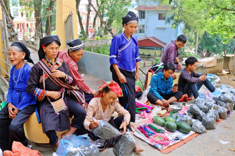 Những quầy hàng bán chè Shan tại chợ phiên Hà Giang.