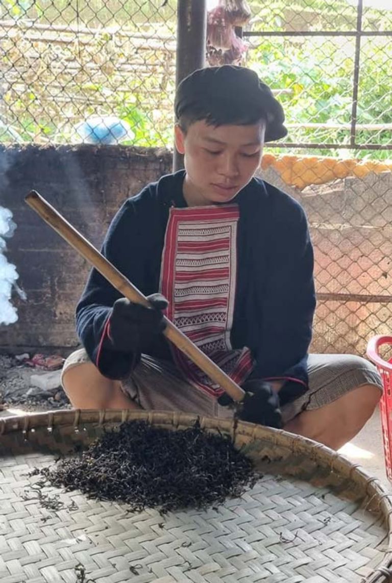 Phương pháp ủ hương chè truyền thống của người vùng cao. 