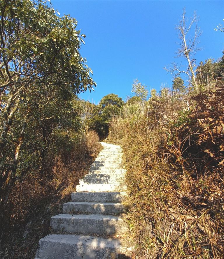 Sau khi đến được chân núi, bạn phải vượt qua đoạn đường khoảng 600m bằng bậc thang đá với độ dốc cao. 