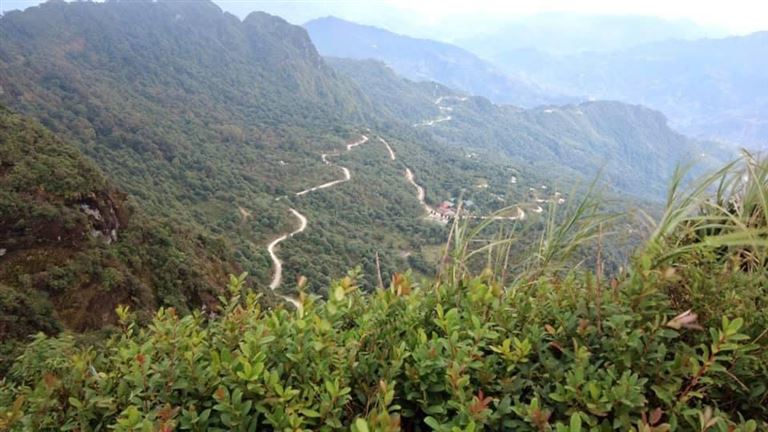 Trên đường lên đỉnh núi Chiêu Lầu Thi Hà Giang, các bạn sẽ được ngắm nhìn thảm thực vật vô cùng phong phủ của rừng nguyên sinh. 