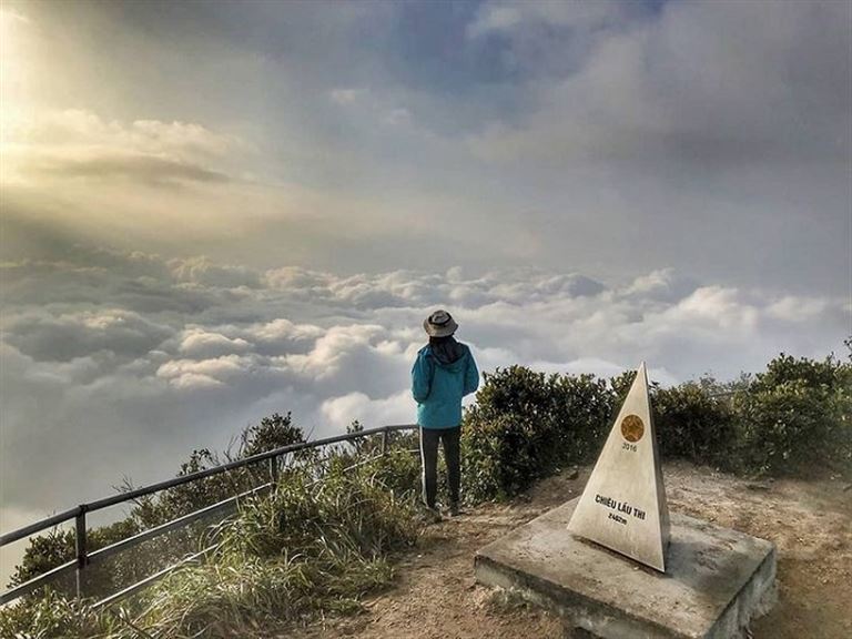 Du khách chụp lại những bức ảnh để đời đánh dấu khoảnh khắc săn mây thành công tại đỉnh Chiêu Lầu Thi. 