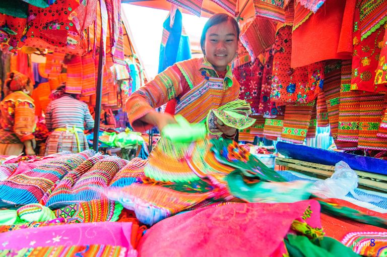 Bên cạnh đó là những sạp hàng nhiều màu sắc đến từ những bộ trang phục truyền thống của đồng bào dân tộc 