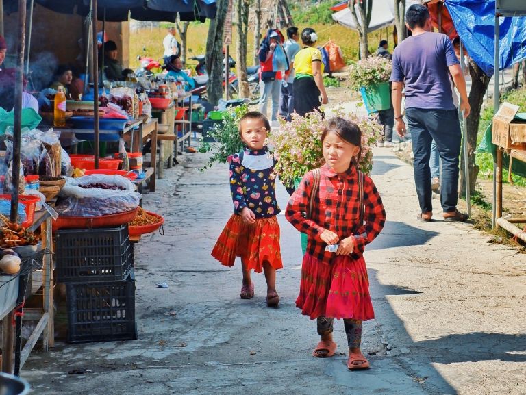 Hình ảnh các em nhỏ đồng bào dân tộc thiểu số đang đi dạo chợ đêm Cốc Pài cùng quẩy tấu trên lưng vô cùng đặc sắc