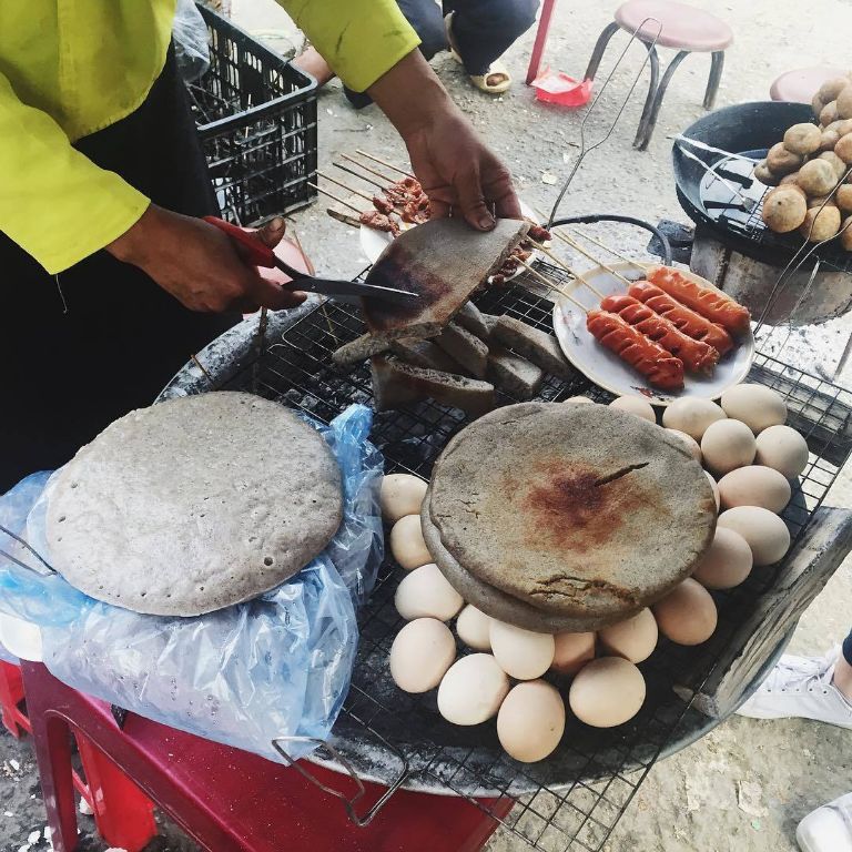 Những món bánh nóng hổi toả ra mùi thơm ngào ngạt thu hút các thực khách sành ăn tại Hà Giang 