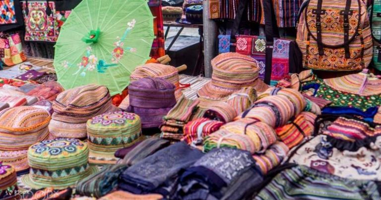 Những tấm vải thổ cẩm có màu sắc đặc trưng được bày bán rất nhiều dọc theo khu vực chợ phiên Hà Giang 
