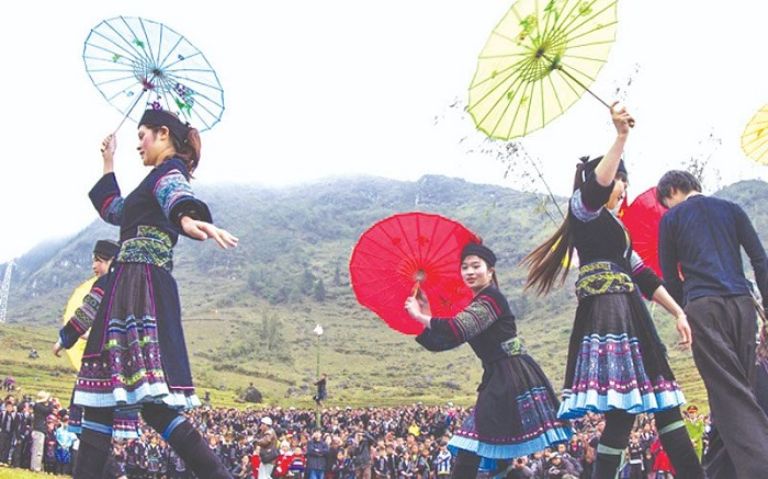 Các tiết mục văn nghệ dân gian, múa hát, đàn đến từ nhiều dân tộc trên địa bàn Hà Giang khiến mọi người thích thú 