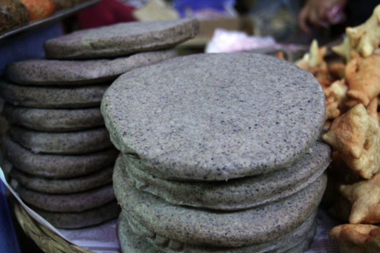 Bánh tam mạch cũng là một trong những món đắc sản được bày bán rất nhiều tại chợ phiên Khâu Vai