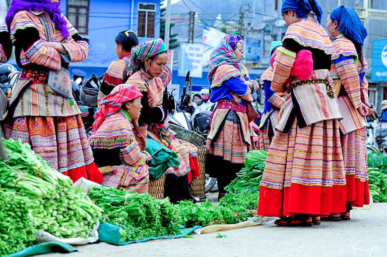 Ở chợ phiên Đồng Văn, dọc theo cung đường là những người phụ nữu dân tộc thiểu số đang bày bán đồ từ đồ thổ cẩm cho tới những bó rau tươi xanh
