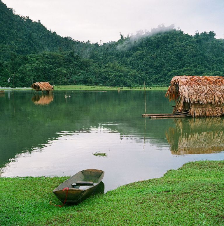 Không gian xanh tươi bao phủ lấy hồ Noong mỗi khi mùa hè ghé thăm huyện Vị Xuyên