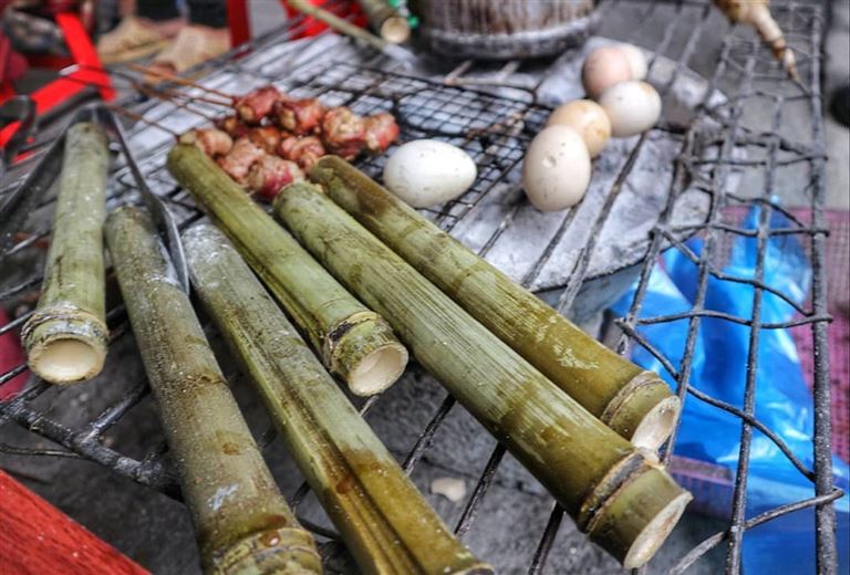 Cơm lam Bắc Mê Hà Giang có nguồn gốc giản dị, xuất phát từ điều kiện khách quan bên ngoài, sau trở thành món ăn không thể thiếu trong đời sống hàng ngày. 