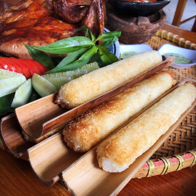 Cơm lam Bắc Mê Hà Giang là gạo nếp được nấu chín trong các ống tre, ống nứa, tạo nên một hương vị hoàn toàn khác biệt. 