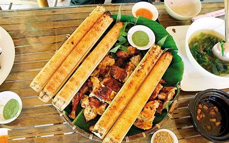 Cơm rang Bắc Mê Hà Giang có thể ăn kèm với thịt gà nướng hoặc thịt lợn rừng nướng mang đến hương vị đậm đà khó quên.