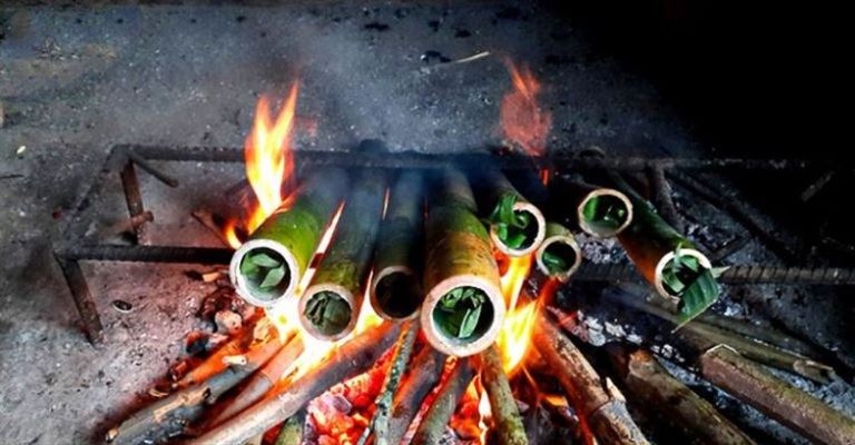 Đem cơm lam nên đun trên bếp than hồng và cố gắng duy trì đúng lượng lửa, xoay ống tre đều nhau để cơm chín đều.