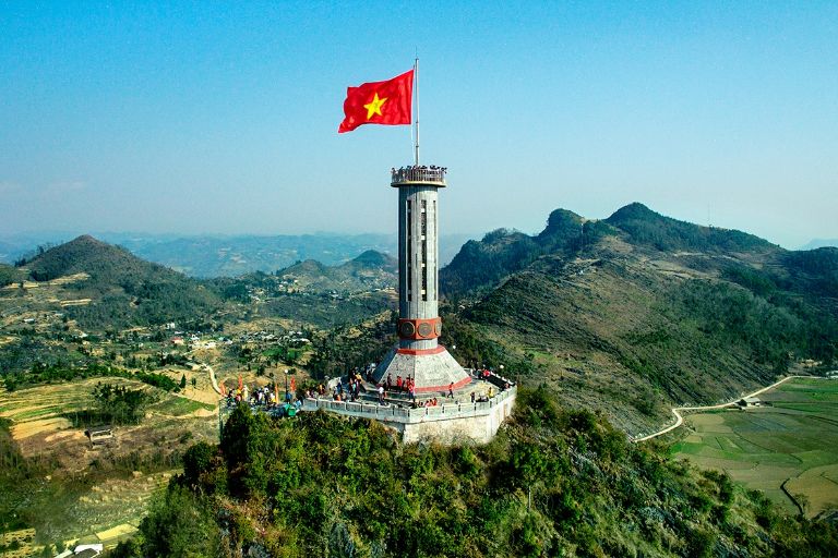 Cột cờ Lũng Cú là địa danh du lịch nổi tiếng tại Hà Giang