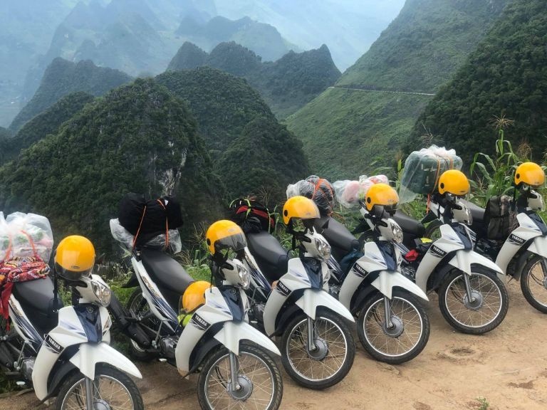 Hiện nay, các bạn trẻ thường chinh phục Hà Giang bằng xe máy để có thể khám phá nhiều địa điểm hơn, nhất là cổng trời Quản Bạ