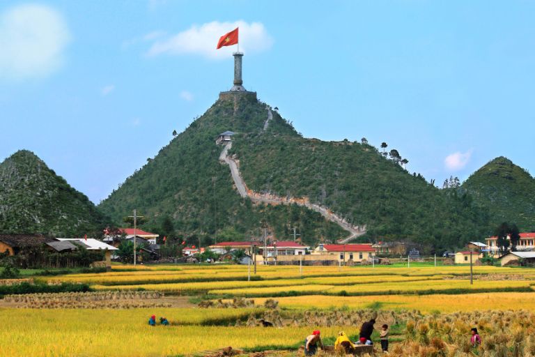 Vào mùa lúa chín, đứng từ đỉnh cột cờ, du khách sẽ được chiêm ngưỡng màu vàng óng bao trùm khắp Hà Giang