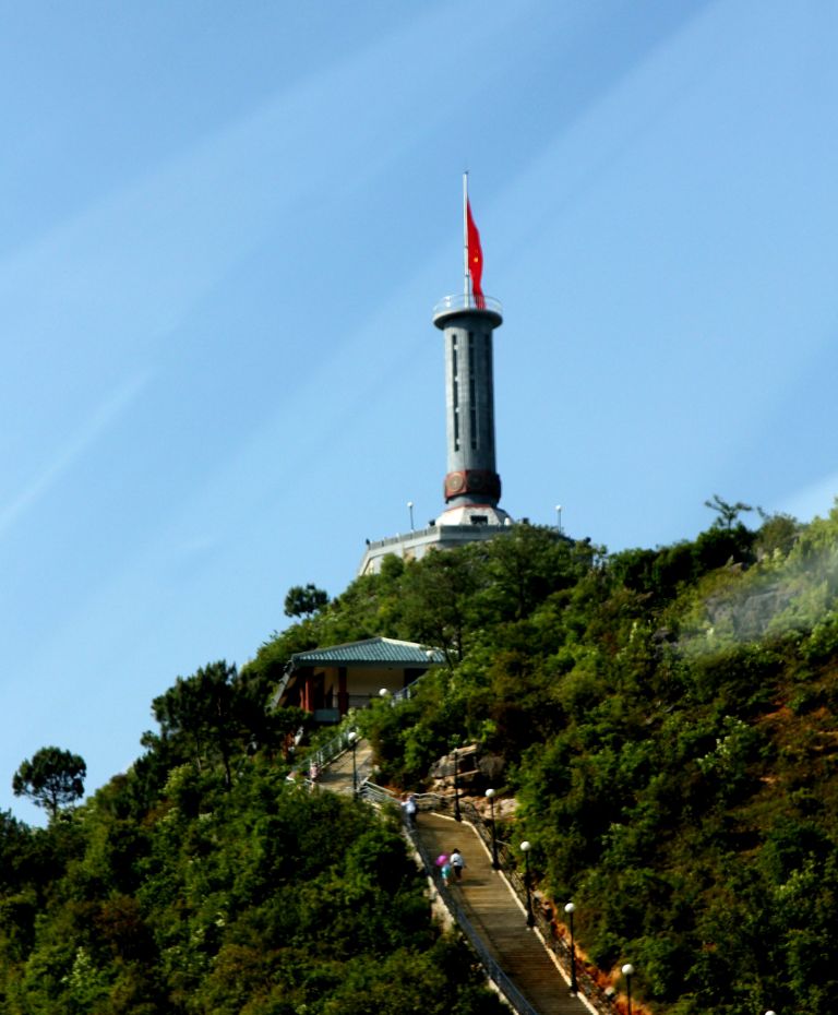 Đường lên đỉnh cột cờ có 839 bậc thềm đá chưa thành 3 chặng có các điểm nghỉ chân cho du khách
