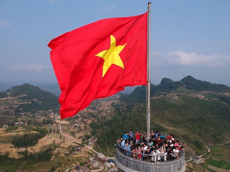 Hình ảnh nổi bật của cột cờ Lũng Cú là quốc kỳ Việt Nam bay phấp phới trong gió tượng chưng cho 54 dân tộc 