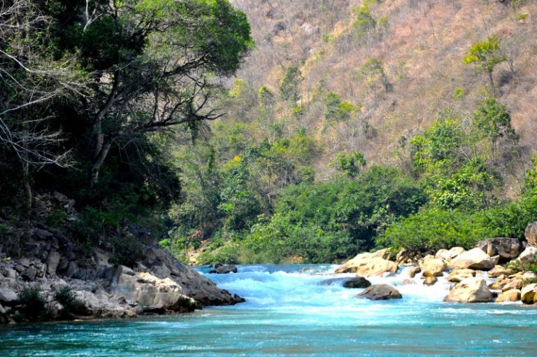 Đoạn sông Nho Quế bắt đầu chảy vào địa phận Việt Nam tại thôn Xéo Lủng, Lũng Cú.
