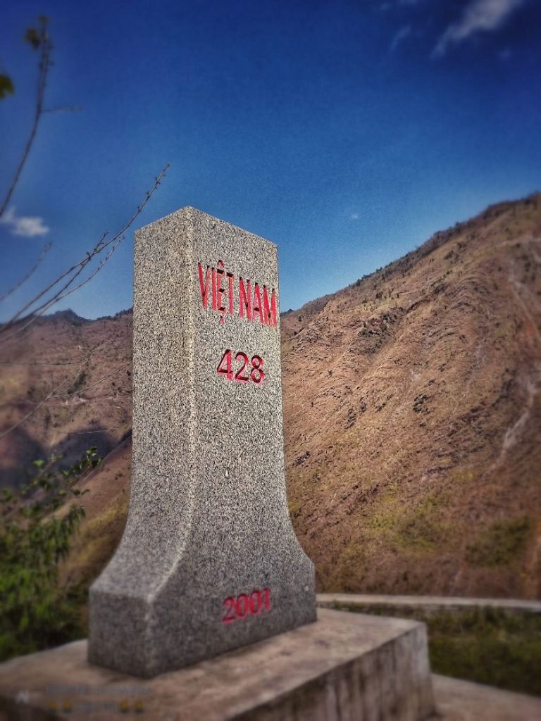 Cột mốc 428 nằm tại địa phận thôn Xéo Lủng xã Lũng Cú, huyện Đồng Văn.