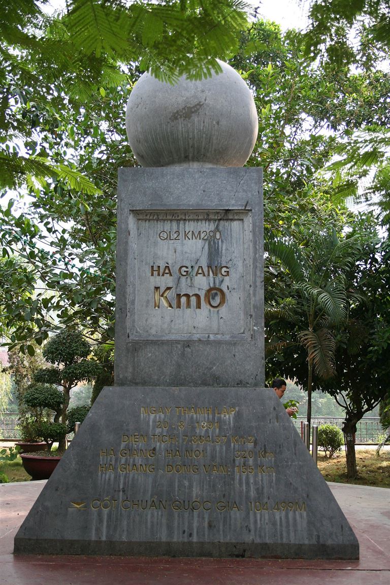 Trên cột mốc Km0 Hà Giang được khắc nhiều thông số quan trọng màu vàng nổi bật. 