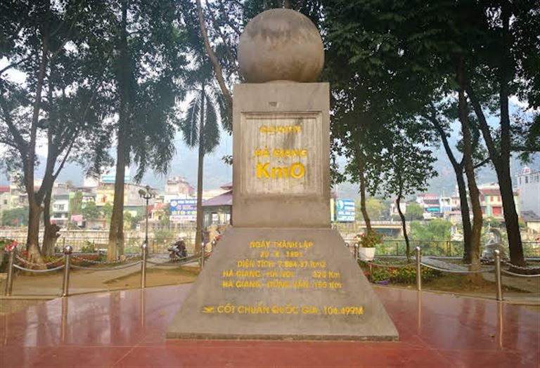 Khám phá cột mốc Km0 Hà Giang - địa điểm check-in mới nổi thu hút đông đảo khách du lịch ghé thăm. 