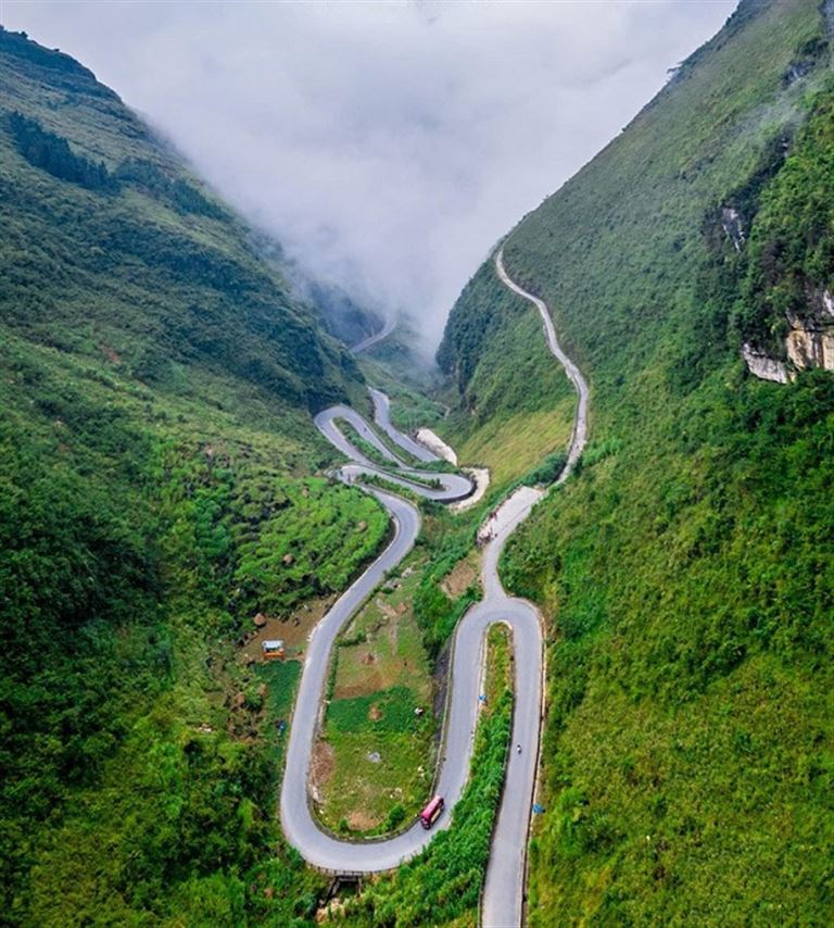 Cột mốc Km0 Hà Giang được coi như là vạch xuất phát đưa các bạn đến với những cung đường đèo uốn lượn, những vách núi cheo leo. 