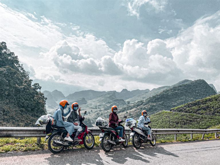 Du khách có thể lựa chọn xe khách hoặc xe máy để di chuyển từ Hà Nội đến với cột mốc km0 Hà Giang. 