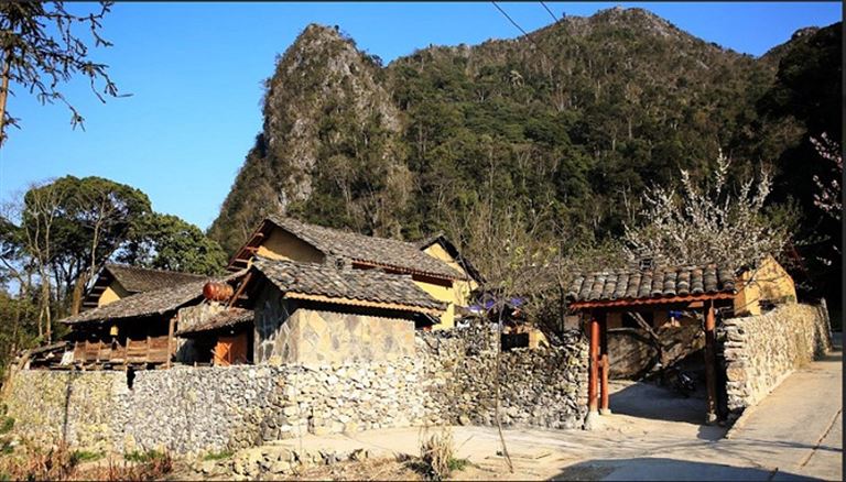 Nhà của Pao Hà Giang có tuổi đời hơn 100 năm tuổi và có lối kiến trúc cổ xưa, khác biệt so với những ngôi nhà xung quanh. 