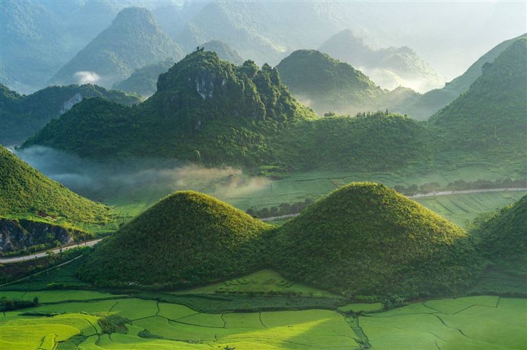 Núi đôi Quản Bạ là địa điểm du lịch Hà Giang không chỉ có cảnh đẹp tuyệt mĩ mà còn có ý nghĩa xúc động về tình mẫu tử. 