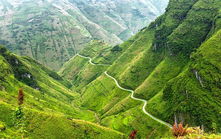 Đèo Mã Pí Lèng được mệnh danh là tứ đại đỉnh đèo của Việt Nam khi uốn lượn, ngoằn ngoèo vô cùng nguy hiểm.