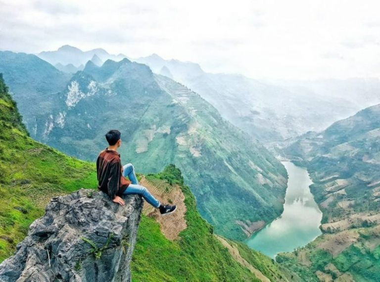 Ngồi trên mỏm đá cheo leo ngắm nhìn dòng sông Nho Quế từ độ cao khoảng 1.200 mét so với mực nước biển