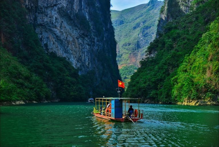 Vãn cảnh trên dòng sông Nho Quế thơ mộng mang đến trải nghiệm khó quên dành cho du khách trong nước và quốc tế